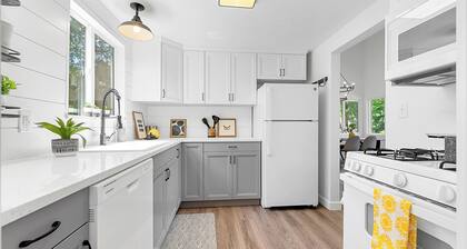 Jaw-dropping artistic mid-century modern home! Close to medical centers