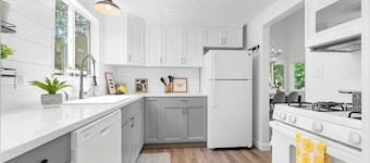 Jaw-dropping artistic mid-century modern home! Close to medical centers