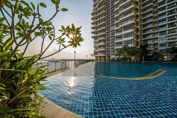 Pool - City Area High Rise Studio Apartment 4K Netflix! (Johor)