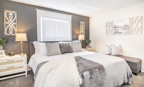 3 habitaciones, tabla de planchar con plancha y cuna de viaje 