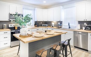 Fridge, microwave, oven, stovetop - Historic Home, Perfectly Located Between The Ark and The Creation Museum. (Walton)