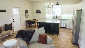Smart TV, fireplace - The charming Scissortail Farmhouse on land with hot tub minutes from downtown! (Tulsa)
