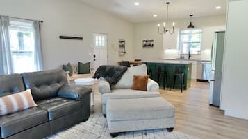 Een smart-tv en een open haard