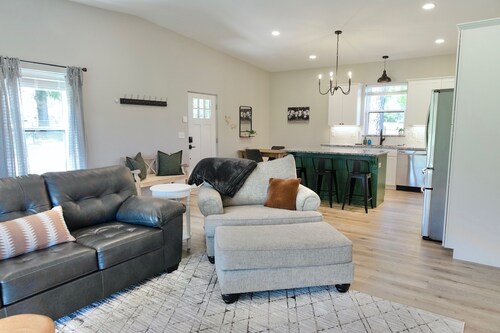 The charming Scissortail Farmhouse on land with hot tub minutes from downtown!