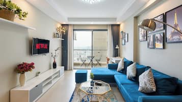 Departamento de lujo | Área de sala de estar | Smart TV de 50 pulgadas con canales por cable y Netflix