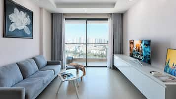 Departamento Deluxe | Área de sala de estar | Smart TV de 50 pulgadas con canales por cable y Netflix