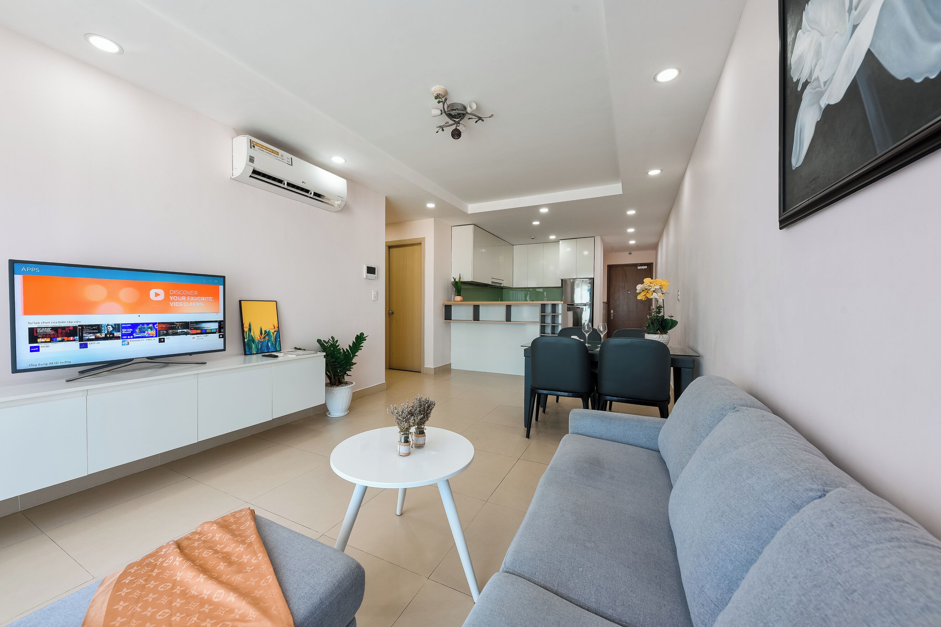 Apartamento luxo | Área de estar | Smart TV 50 polegadas com canais a cabo, Netflix, serviços de streaming