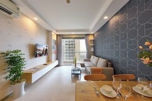 Appartement Deluxe | Coin séjour | TV connectée de 50 pouces avec chaînes par câble, Netflix