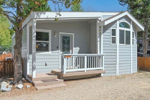 Leisure Time Getaway: Walk to the River, Pets OK