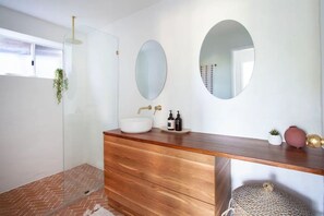 Secadora de cabello, toallas, jabón, papel de baño 