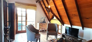 Ático panorámico, 1 habitación, no fumadores, vistas al valle | Zona de estar | Televisión LED de 34 pulgadas con canales digitales, libros