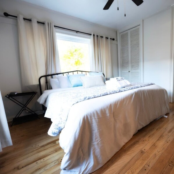 2 bedrooms, travel cot, WiFi, bed sheets