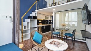 Ein modernes Interieur mit Essbereich, Küche und Wohnbereich.
