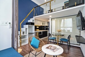 Duplex Executive - utsikt mot staden | Vardagsrum | 40-tums LED-tv med satellitkanaler