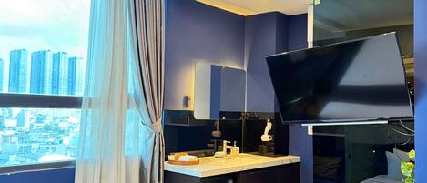 Panoramic Studio, 1 Queen Bed | 1 bedroom, minibar, individually decorated, free WiFi