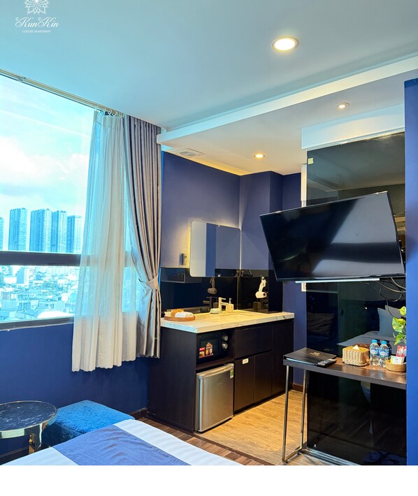 Panoramic Studio, 1 Queen Bed | 1 bedroom, minibar, individually decorated, free WiFi