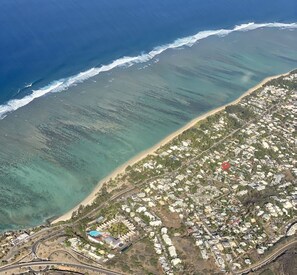 Playa en los alrededores, camastros y toallas de playa