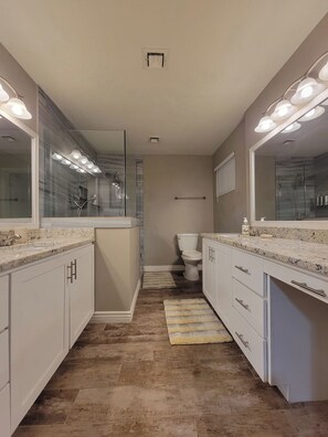 Shower, hair dryer, towels, soap - Spacious, FREE Private Heated Pool, Great Location! 10+ Guests & Pet Friendly (Mesa)