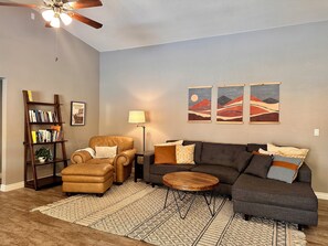 Smart-TV, Kamin, Tischtennisplatte, Bücher