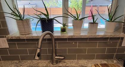 Spacious, FREE Private Heated Pool, Great Location! 10+ Guests & Pet Friendly