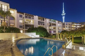 Outdoor pool - The Vibe: Auckland CBD (Auckland)