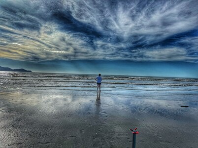 Raumati Delight
Walk to the beach, play area & village. Comfy, family feel home