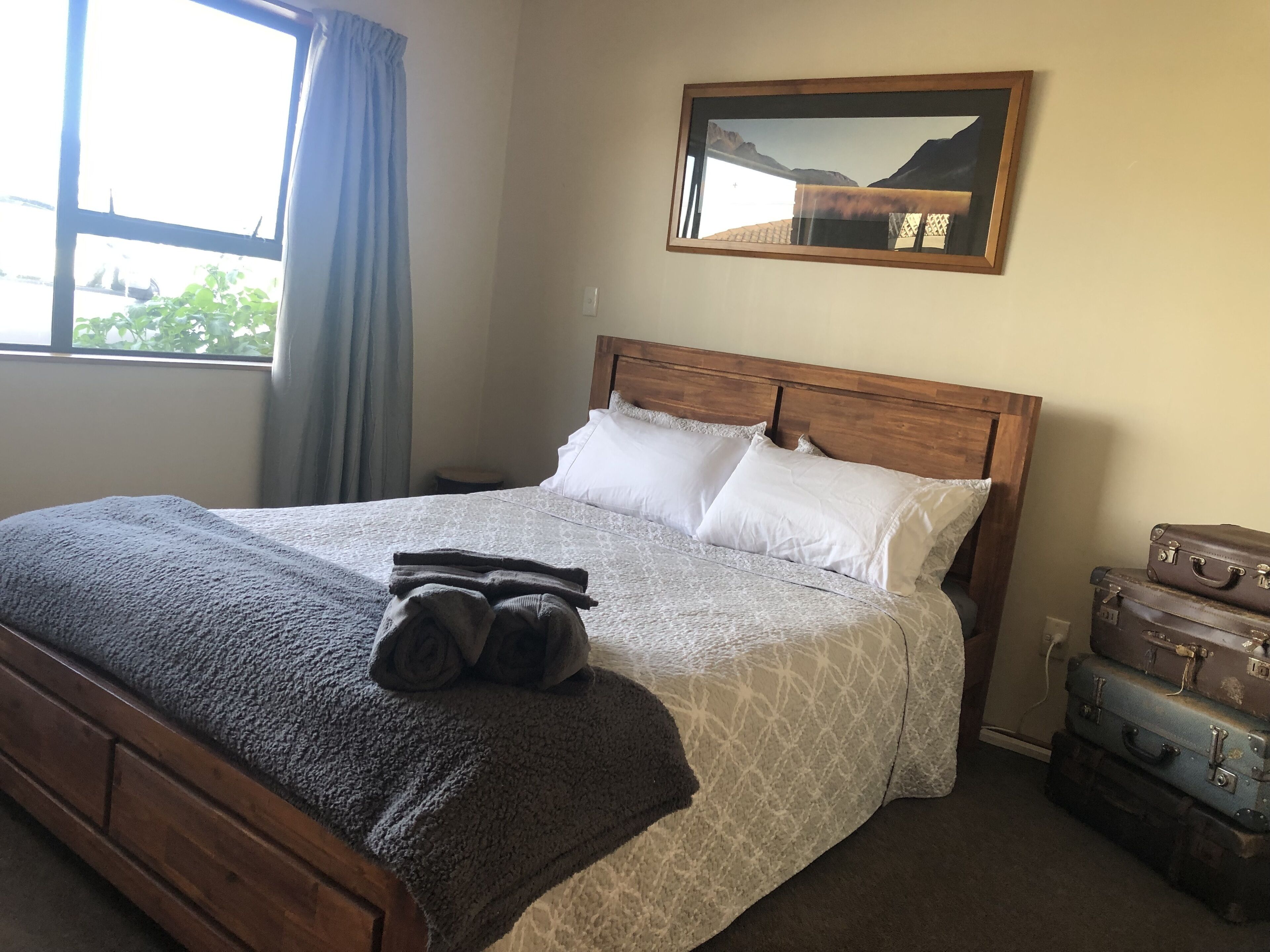 3 habitaciones, escritorio, tabla de planchar con plancha y wifi gratis 