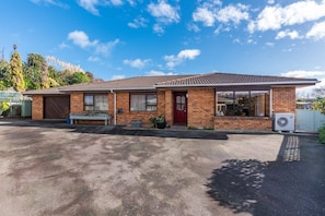 Exterior - Raumati Delight
Walk to the beach, play area & village. Comfy, family feel home (Paraparaumu)