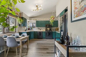 Een koelkast, een microgolfoven, een oven, een kookplaat