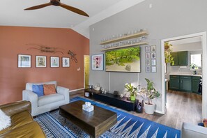 Una Smart TV, una chimenea, libros