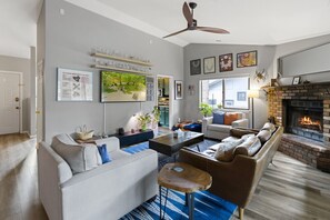 Smart-TV, Kamin, Bücher