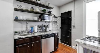 Charming, Happy 1-Bed Oasis: RVA Retreat Awaits!