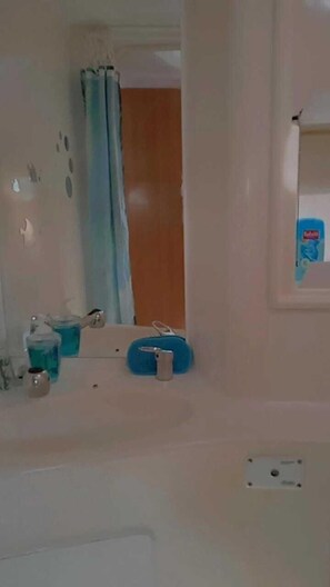Ducha, toallas, jabón, papel higiénico