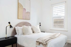 3 bedrooms, iron/ironing board, WiFi, bed sheets - Charming Tropical Bondi Retreat (Bondi Beach)