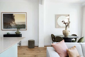 Smart TV - Charming Tropical Bondi Retreat (Bondi Beach)