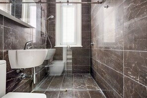 تجهيزات دش، مجففات شعر، مناشف، صابون