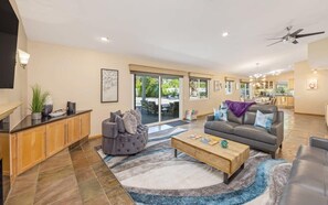 تلفزيون، مدفأة، مكتب، شاشة كمبيوتر