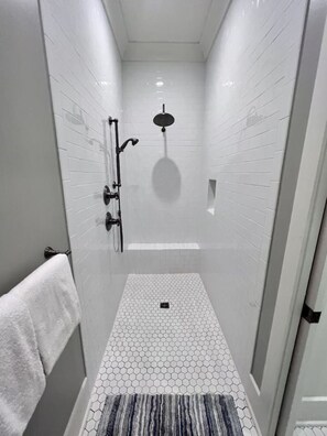 Badewanne, Haartrockner, Handtücher