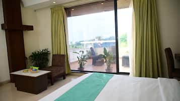 1 bedroom, desk, laptop workspace, soundproofing