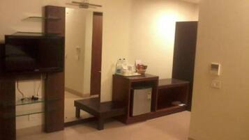 1 bedroom, desk, laptop workspace, soundproofing