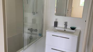 Haartrockner, Handtücher, Toilettenpapier