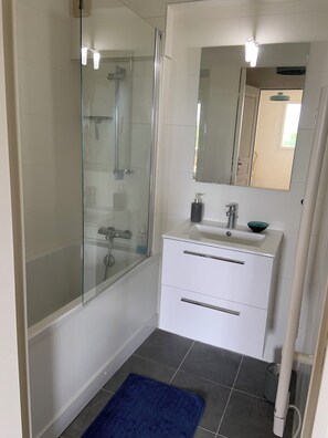 SĂšche-cheveux, serviettes fournies, papier toilette