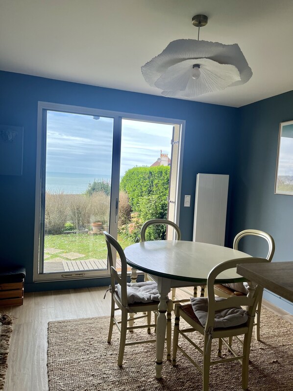 Dining - Large apartment with garden and terrace with sea view - 2 bedrooms (Benerville-sur-Mer)