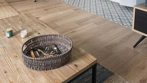 Una cocina moderna con comedor, que incluye una mesa de madera, sillas blancas y un salpicadero con diseño.