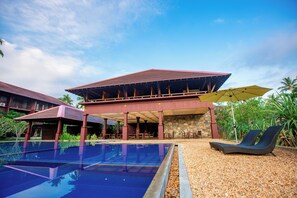 Kolam renang terbuka, dibuka dari pukul 8:00 hingga 20:00, payung kolam 