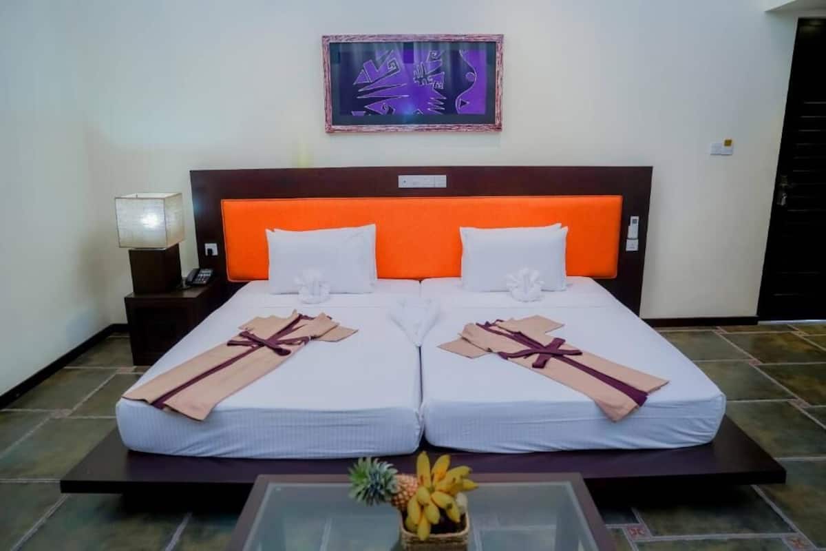 Habitación triple clásica, vista al jardín | Ropa de cama de alta calidad y camas con efecto memoria