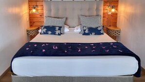 A bed with two pillows, a headboard, and bedside lamps. - Hôtel Hamaha Beach (Mamoudzou)
