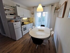 Fridge, oven, stovetop, coffee/tea maker