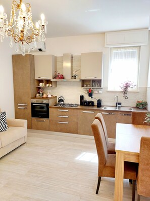 Appartement supérieur, non-fumeur, salle de bain privée | Cuisine privée | CafétiÚre à espresso, cafetiÚre-théiÚre, bouilloire électrique