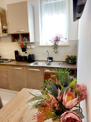 Appartement supérieur, non-fumeur, salle de bain privée | Aire de séjour | Téléviseur connecté de 43 po avec télévision numérique, Netflix